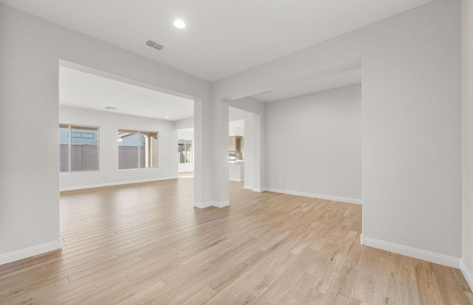 Spacious, unfurnished interior of a new home in Artisan at Asante, Surprise (Image 27).