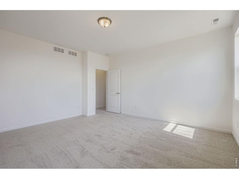 Spacious, unfurnished interior of a new home in Country Club Reserve, Fort Collins (Image 24).