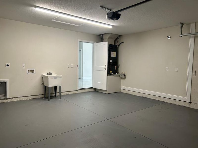 Spacious, unfurnished interior of a new home in , Tampa (Image 35).