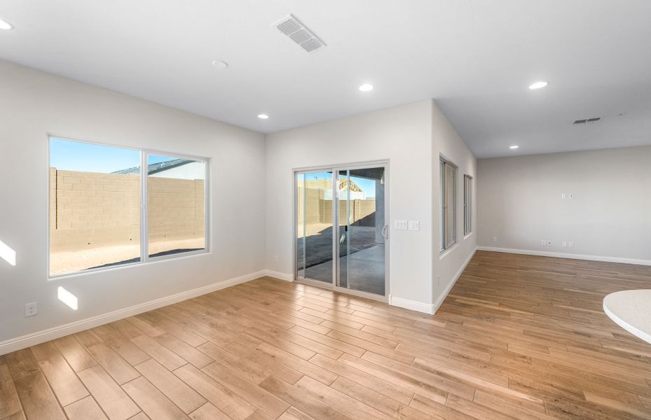 Spacious, unfurnished interior of a new home in Parkside at Anthem at Merrill Ranch, Florence (Image 27).