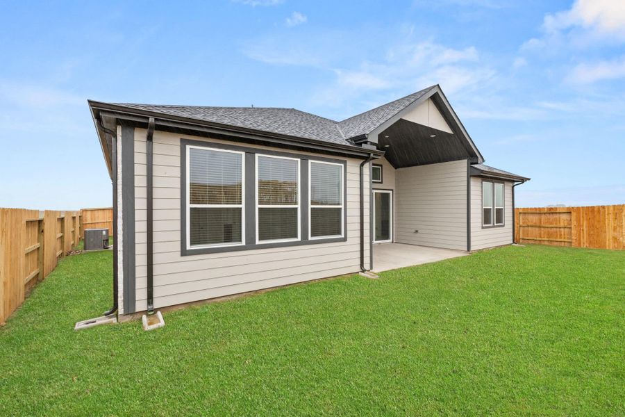 Exterior details and patio area of a home in Brookewater, Rosenberg (Image 22).