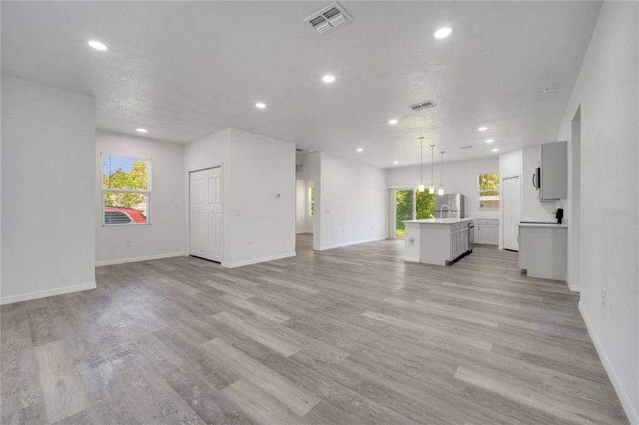 Spacious, unfurnished interior of a new home in , Palatka (Image 11).