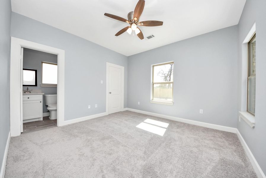 Spacious, unfurnished interior of a new home in , Houston (Image 36).