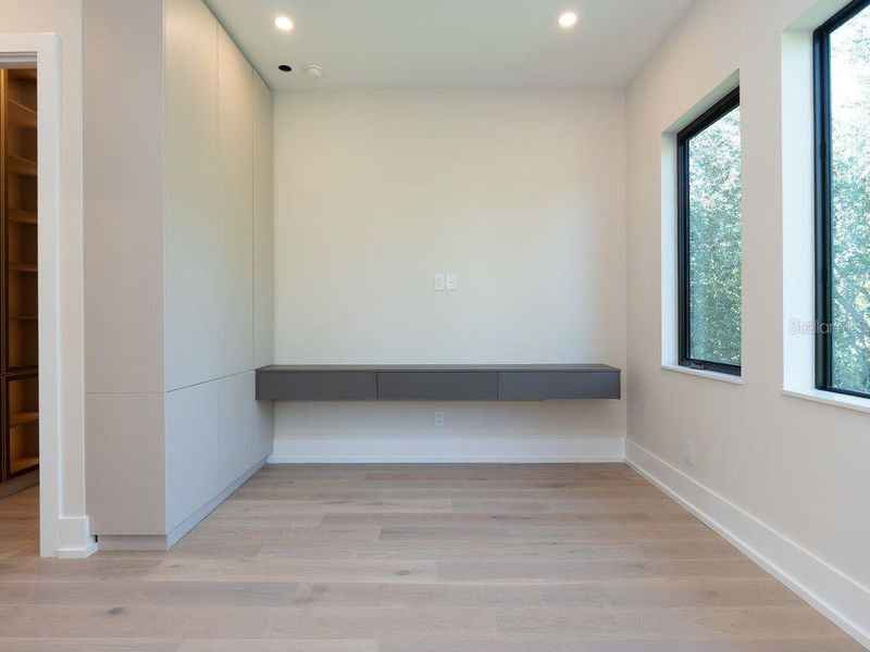 Spacious, unfurnished interior of a new home in , Sarasota (Image 48).