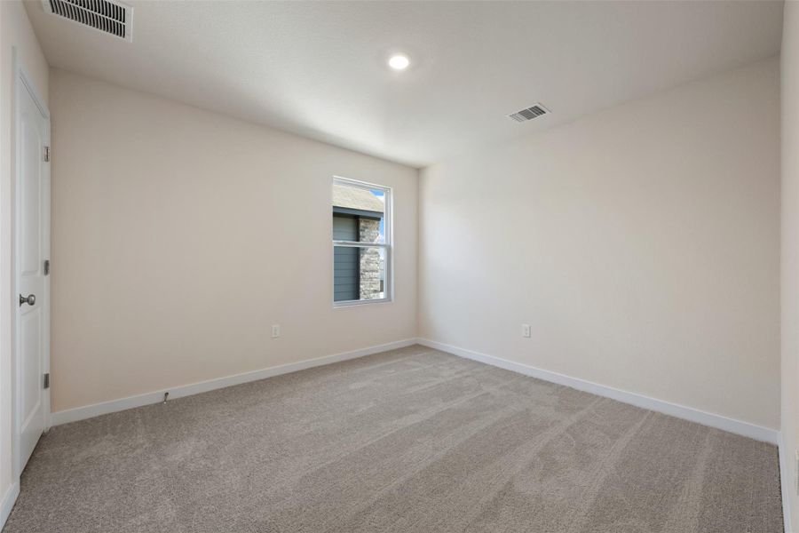 Spacious, unfurnished interior of a new home in Rolling Glen, Hutto (Image 18).