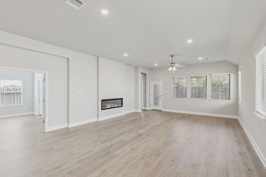 Spacious, unfurnished interior of a new home in Summer Crest, Crowley (Image 22).