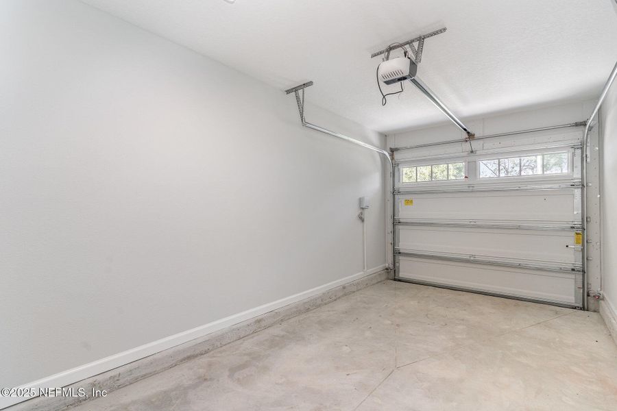 Spacious, unfurnished interior of a new home in , Jacksonville (Image 12).