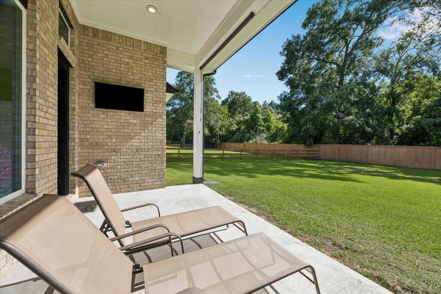 Beautiful covered back patio, perfect for outdoor dining and weekend BBQs. Beautiful covered back patio, perfect for outdoor dining and weekend BBQs.