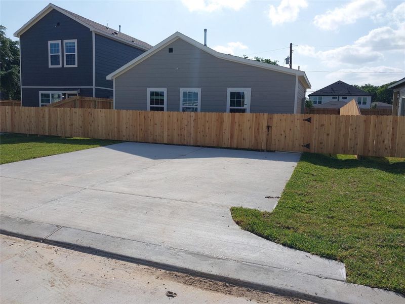 Exterior details and patio area of a home in , Houston (Image 15).