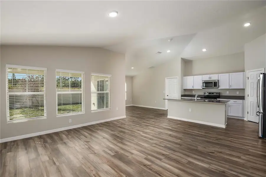 Spacious, unfurnished interior of a new home in Pasadena Ridge, Zephyrhills (Image 17).