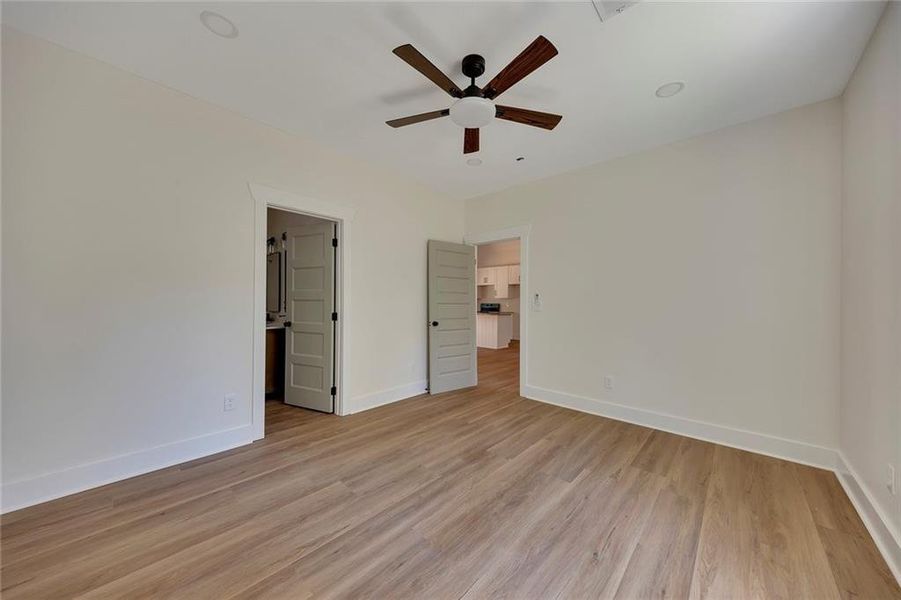 Spacious, unfurnished interior of a new home in , Silver Creek (Image 20).