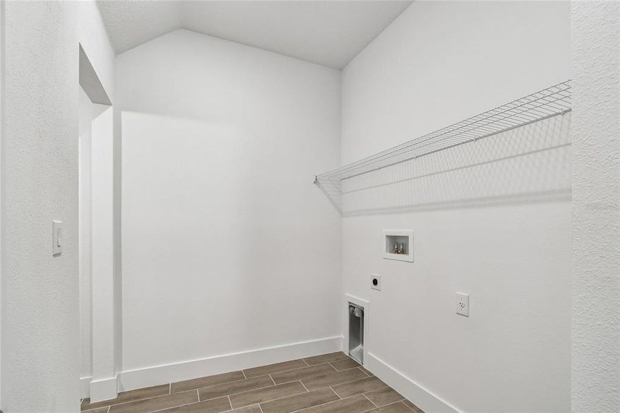Spacious, unfurnished interior of a new home in Chapel Crossings, Wesley Chapel (Image 38).