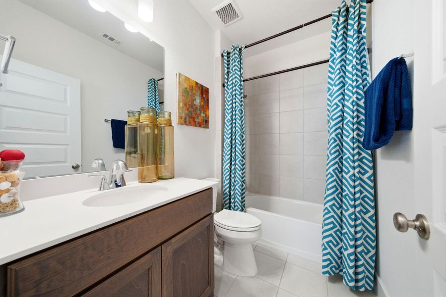 Furnished interior view inside a new home in Sienna, Missouri City (Image 15).