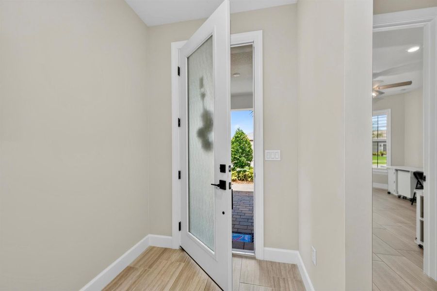 3862 130 Foyer Front Entry 3862 130 Foyer Front Entry