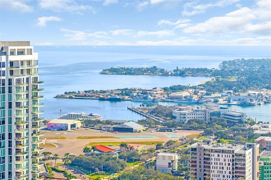 Condo located in St. Petersburg, FL showcasing its design and architecture (Image 52).