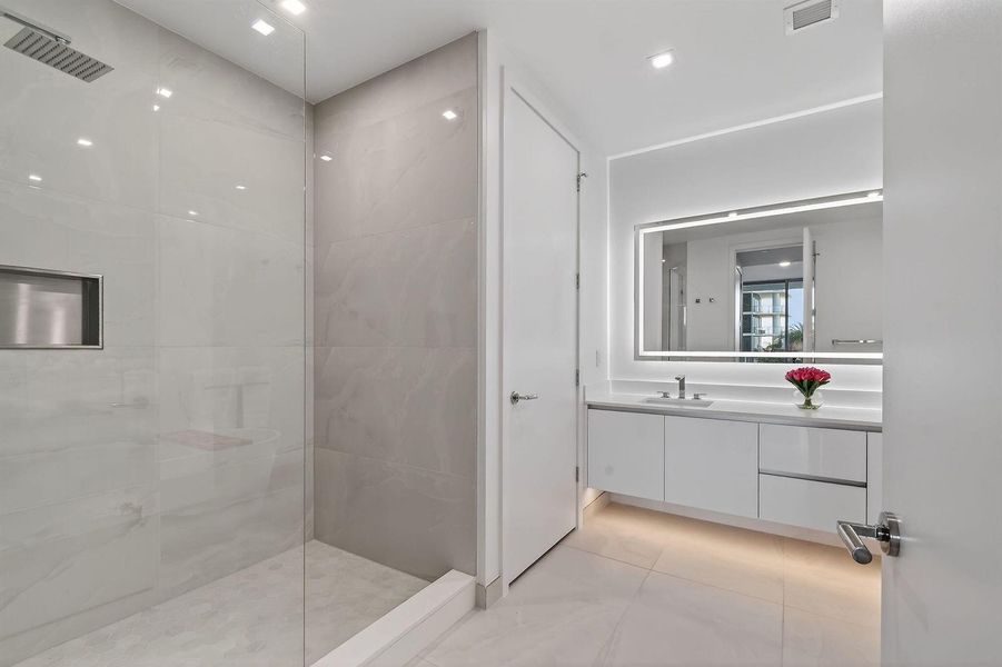 220LakeShoreDr#715(27) 220LakeShoreDr#715(27)