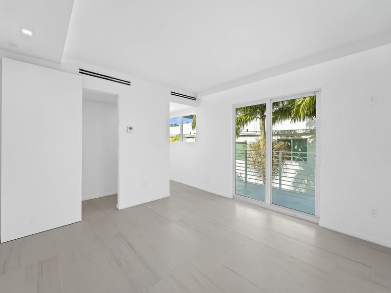 Spacious, unfurnished interior of a new home in , Fort Lauderdale (Image 41).
