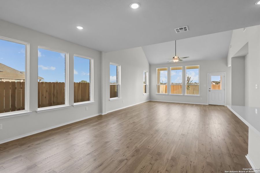Spacious, unfurnished interior of a new home in Sunflower Ridge, New Braunfels (Image 29). Spacious, unfurnished interior of a new home in Sunflower Ridge, New Braunfels (Image 29).