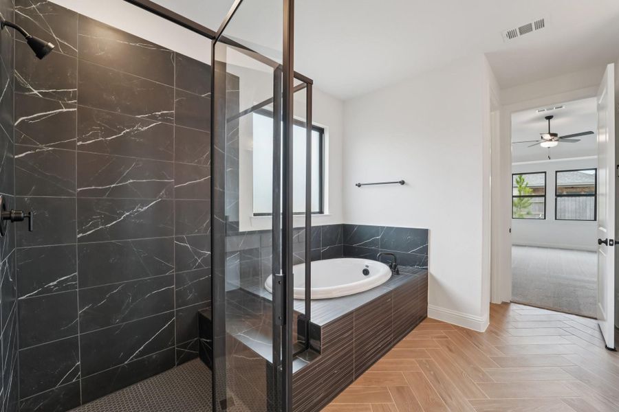 Furnished interior view inside a new home in Evergreen 55', Conroe (Image 18).