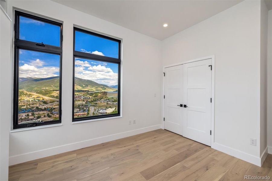 Spacious, unfurnished interior of a new home in , Silverthorne (Image 15).