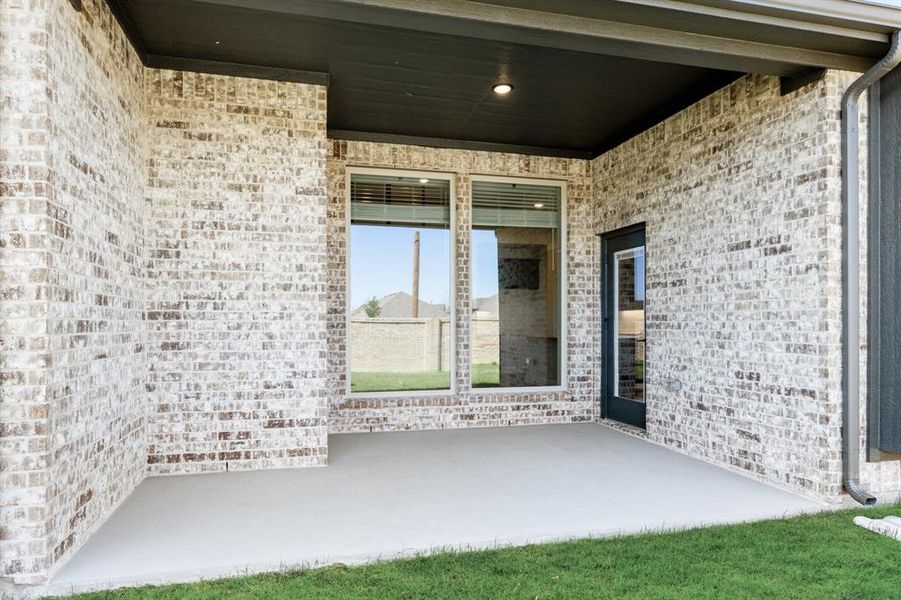Exterior details and patio area of a home in Arcadia Trails, Balch Springs (Image 28).