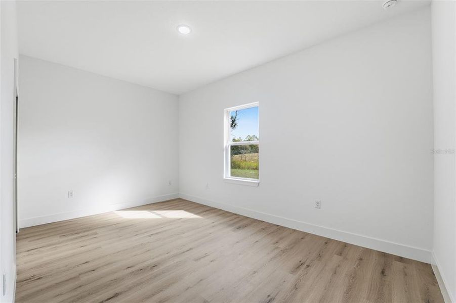 Spacious, unfurnished interior of a new home in , Citrus Springs (Image 22).
