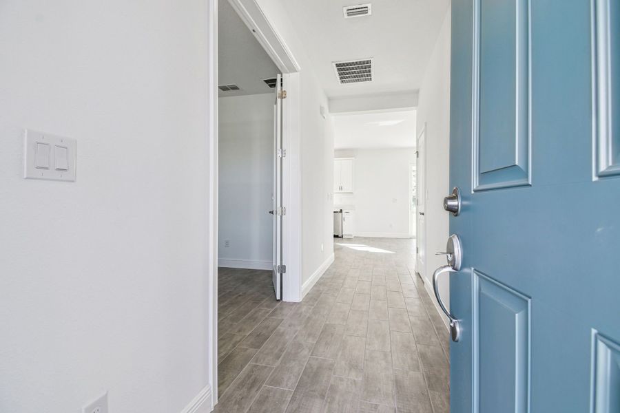 Representative unfurnished interior of a home built from the 50 ' - Saratoga by William Ryan Homes in Tamarack at Two Rivers, Zephyrhills (Image 41).