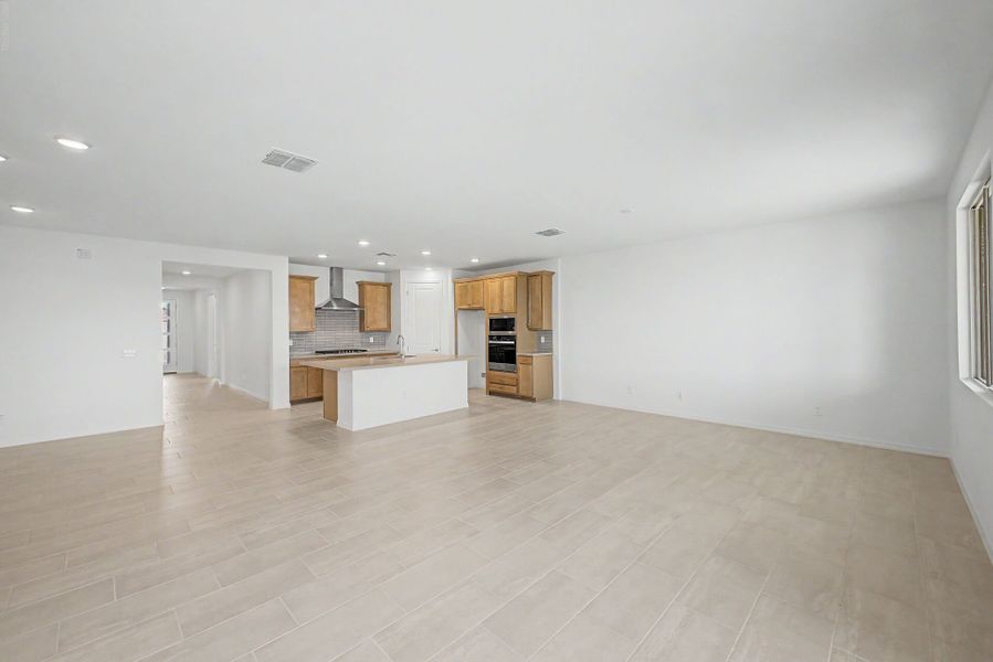 Spacious, unfurnished interior of a new home in White Tank Vistas, Waddell (Image 7).
