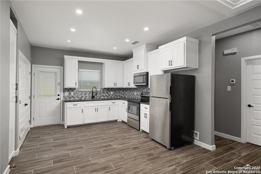 Furnished interior view inside a new home in , Mcallen (Image 3).