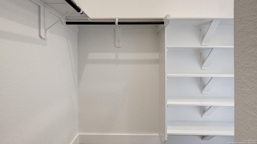 Spacious, unfurnished interior of a new home in Haby Hill 60', San Antonio (Image 24).