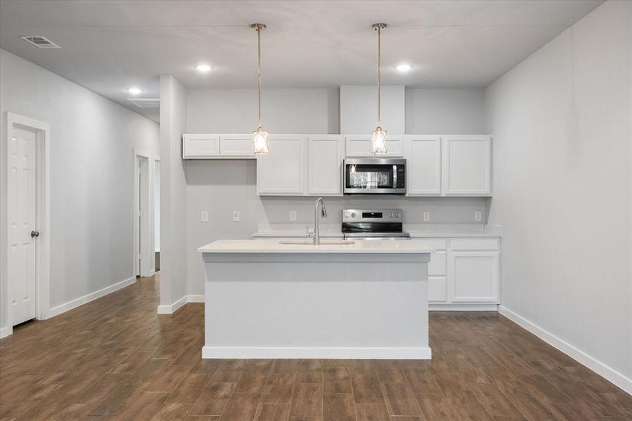Furnished interior view inside a new home in , Corsicana (Image 7).
