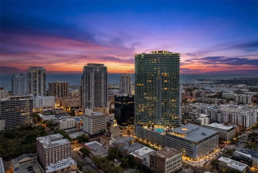 Condo located in St. Petersburg, FL showcasing its design and architecture (Image 37).