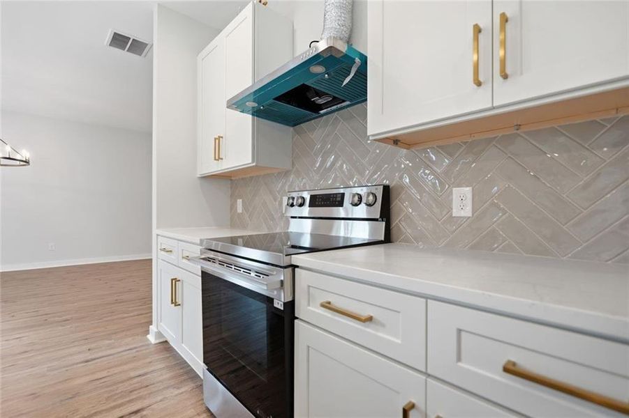 Furnished interior view inside a new home in , Gainesville (Image 5).