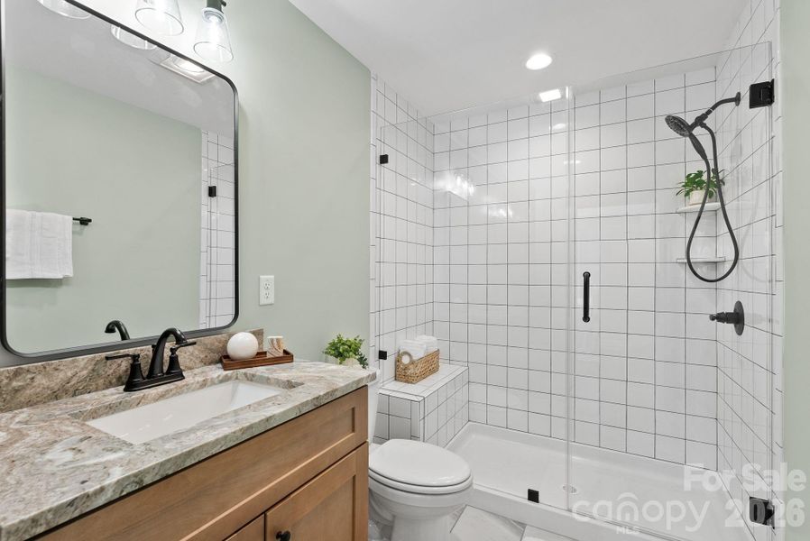 Full bathroom w/tiled walk-in shower