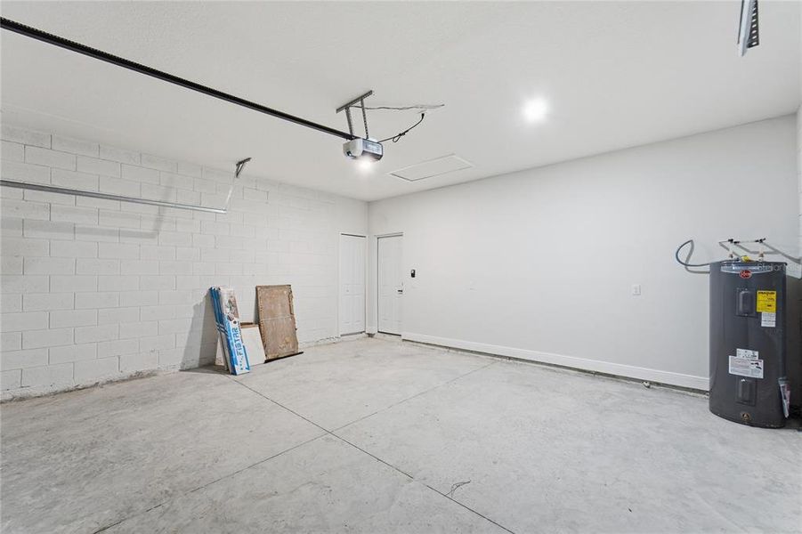 Spacious, unfurnished interior of a new home in , Dunnellon (Image 31).