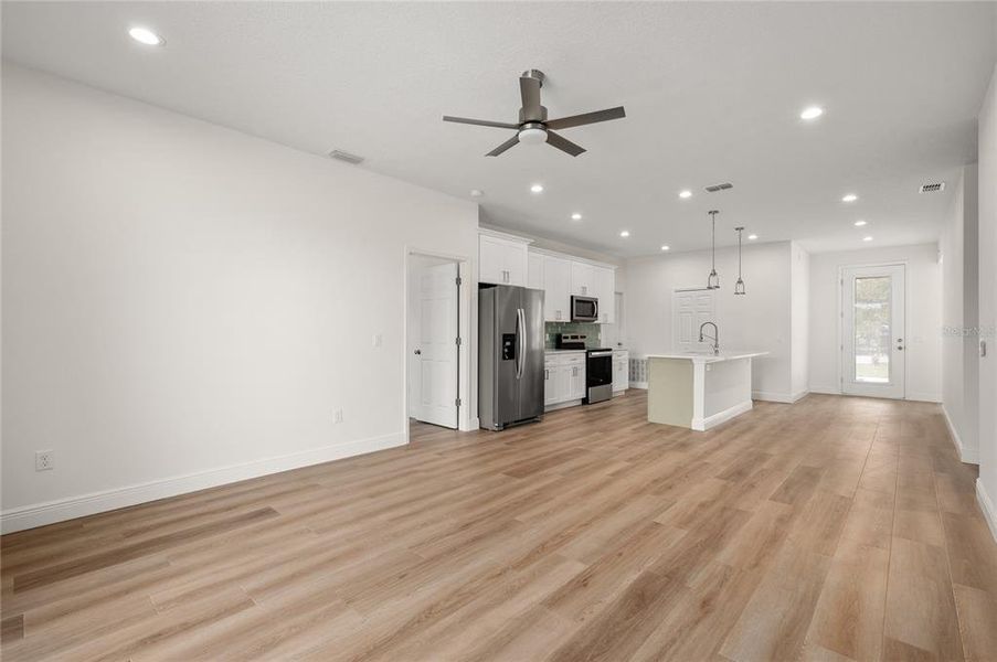 Spacious, unfurnished interior of a new home in , Osteen (Image 24).