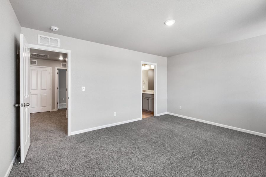 Spacious, unfurnished interior of a new home in Spring Valley, Longmont (Image 24).