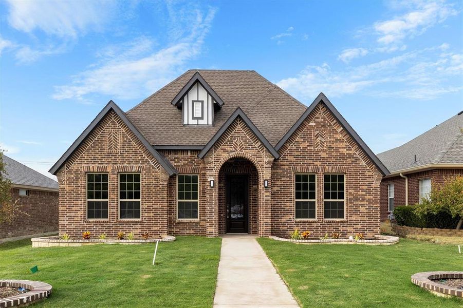 View of front facade featuring a front lawn