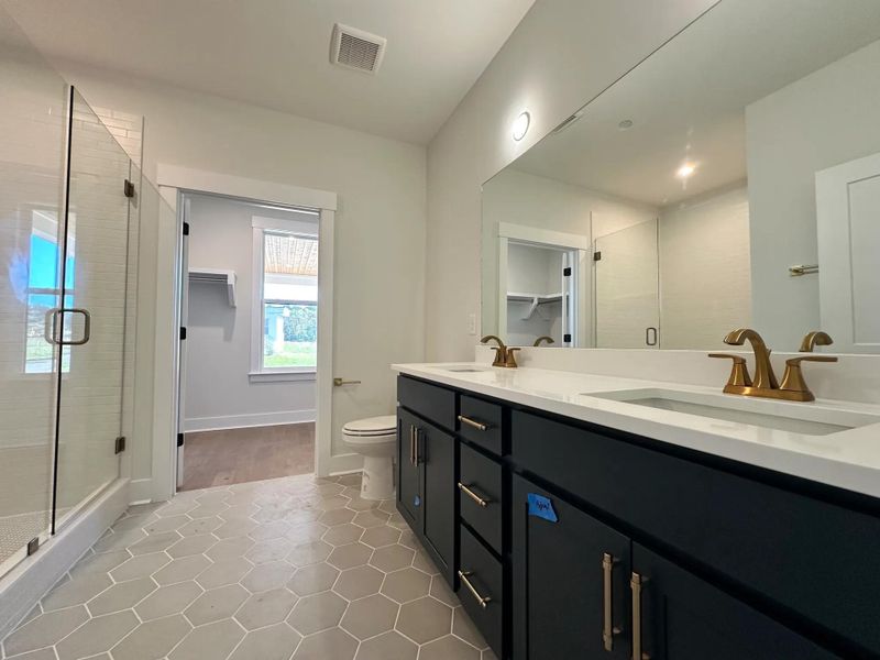 The Ballar A Secondary Suite Bathroom