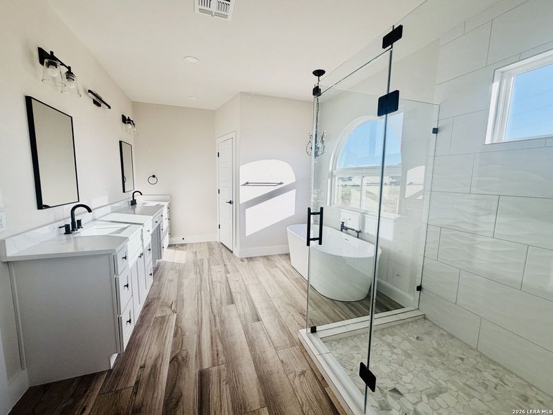 Furnished interior view inside a new home in , La Vernia (Image 14).