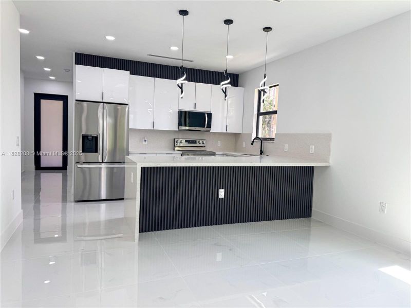 Spacious, unfurnished interior of a new home in , Lehigh Acres (Image 17).