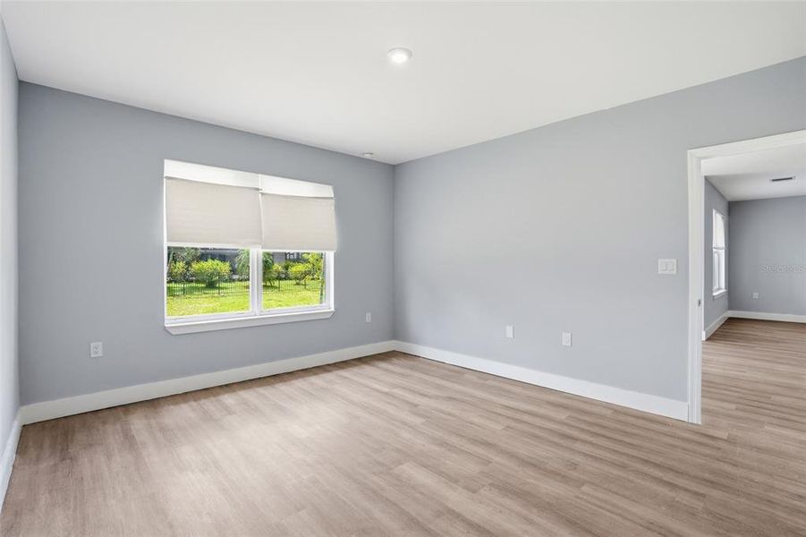 Spacious, unfurnished interior of a new home in , Cape Coral (Image 27).