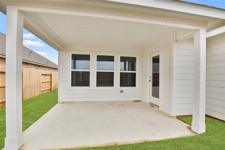 Exterior details and patio area of a home in Oakwood Estates, Waller (Image 3).