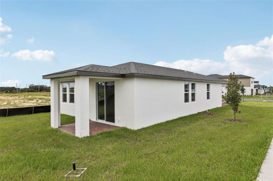 Exterior details and patio area of a home in Hamilton Bluff - Classic Series, Lake Hamilton (Image 4).