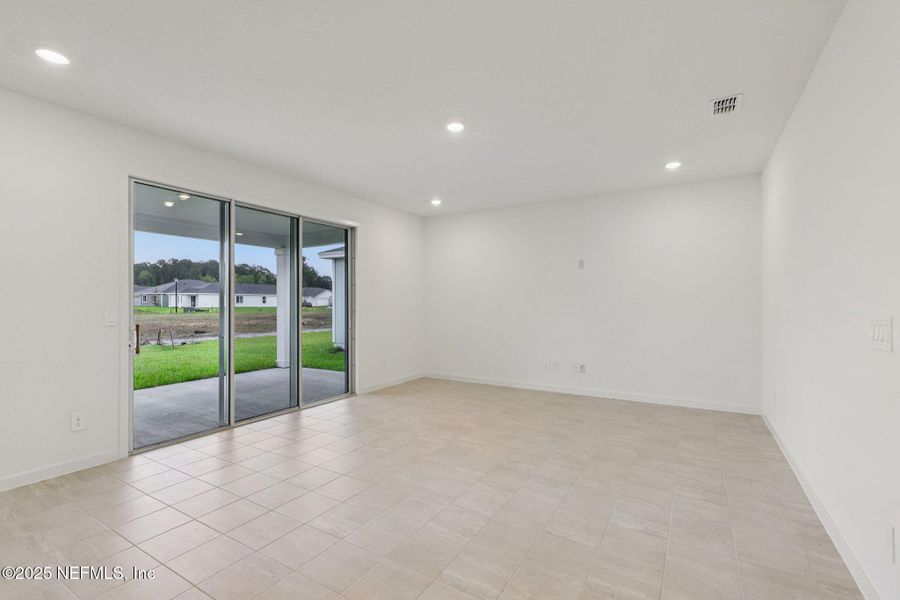 Spacious, unfurnished interior of a new home in Azalea Creek, Jacksonville (Image 31).