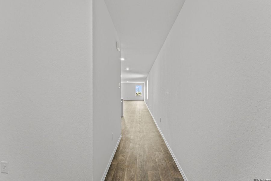 Spacious, unfurnished interior of a new home in Avenida, Converse (Image 13).