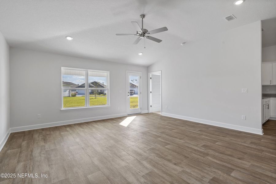 Spacious, unfurnished interior of a new home in Summerglen, Jacksonville (Image 21).