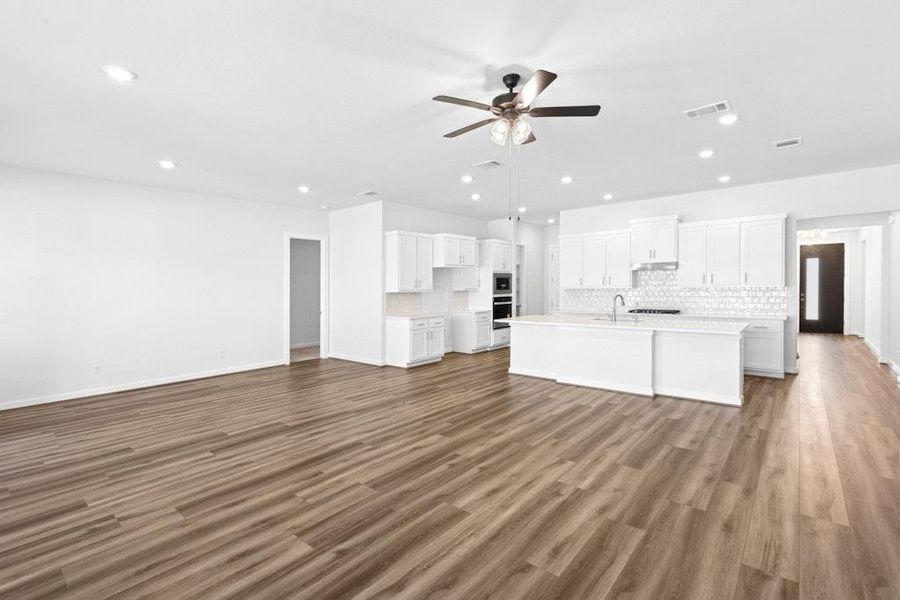 Spacious, unfurnished interior of a new home in The Colony, Bastrop (Image 17).