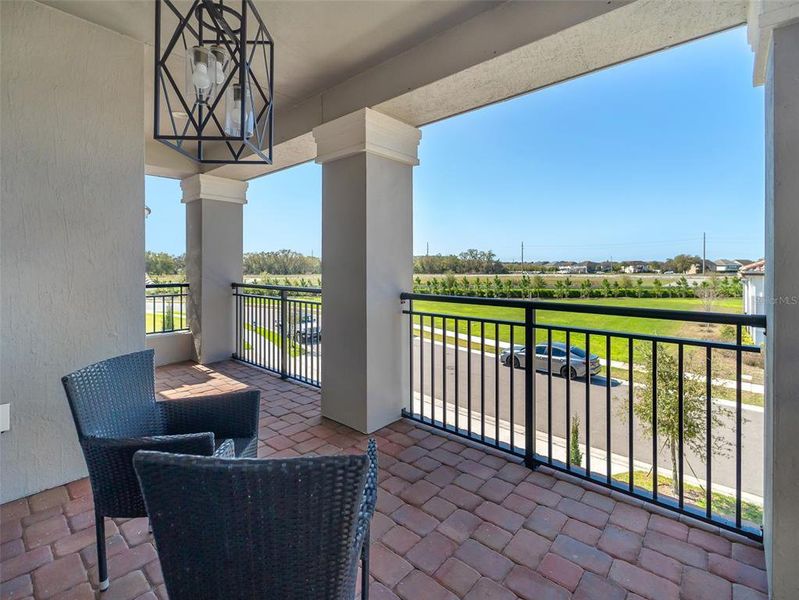 Exterior details and patio area of a home in , Orlando (Image 4).