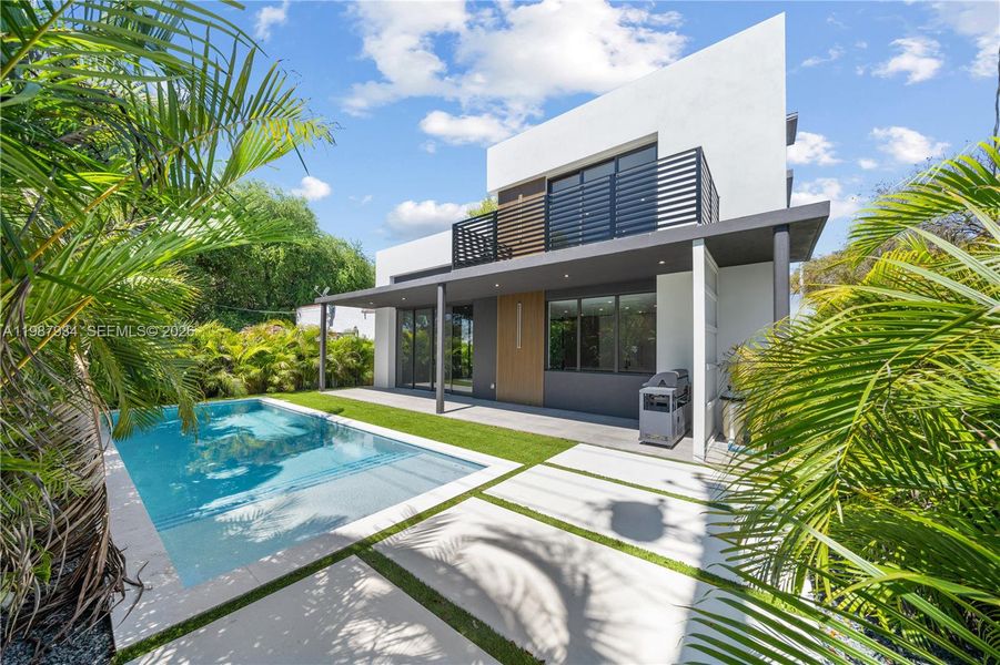 Exterior details and patio area of a home in , Miami (Image 26).